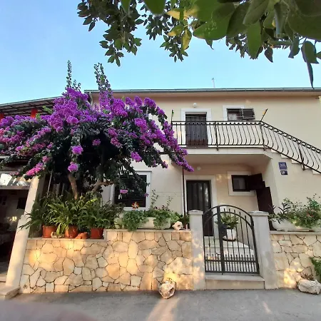 Apartment House-apartments Ela -mirca- Family Mirca (Brac)