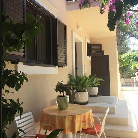 House-apartments Ela -mirca- Family Apartment Mirca (Brac)