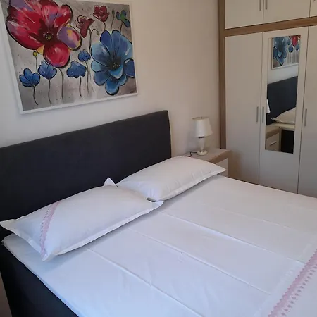 House-apartments Ela -mirca- Family Mirca (Brac)